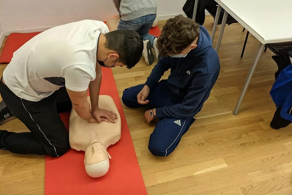 phi-phi-cabana-diving-efr-cpr A student performing CPR in a doll during training under an instructor supervision during the rescue diver course.