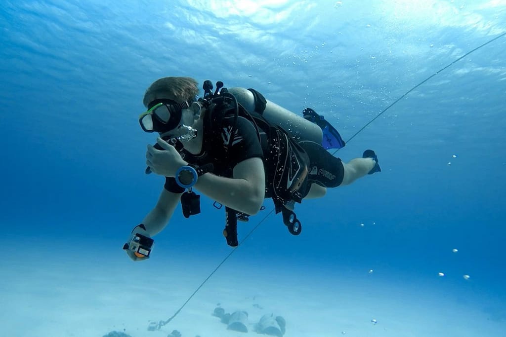 Diver swimming in a very clean water in Koh Phi Phi island during his scuba skills tune up review